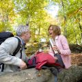 wandern im sauerland paar bei der brotzeit foto tanja evers  smal 